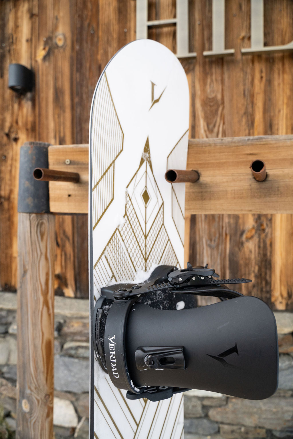 DJ Aguila White Art Deco 155 2023 Snowboard + V Pro Black bindingen snowboard set
